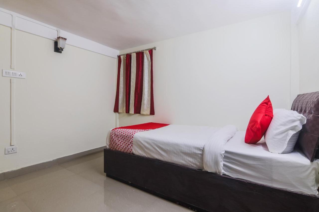 Oyo 18759 Nirvana Guest House 西隆 外观 照片